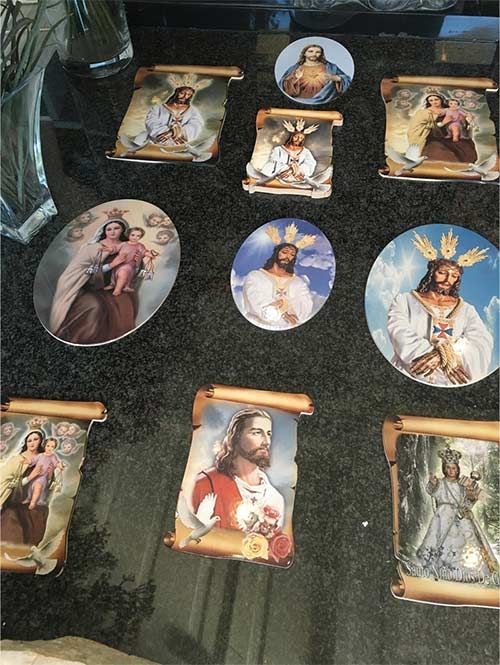 Lápidas Compañía San Miguel figuras religiosas de la virgen y Jesús 